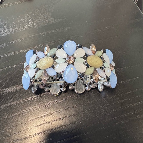 Chic Floral Bracelet - Picture 2 of 4